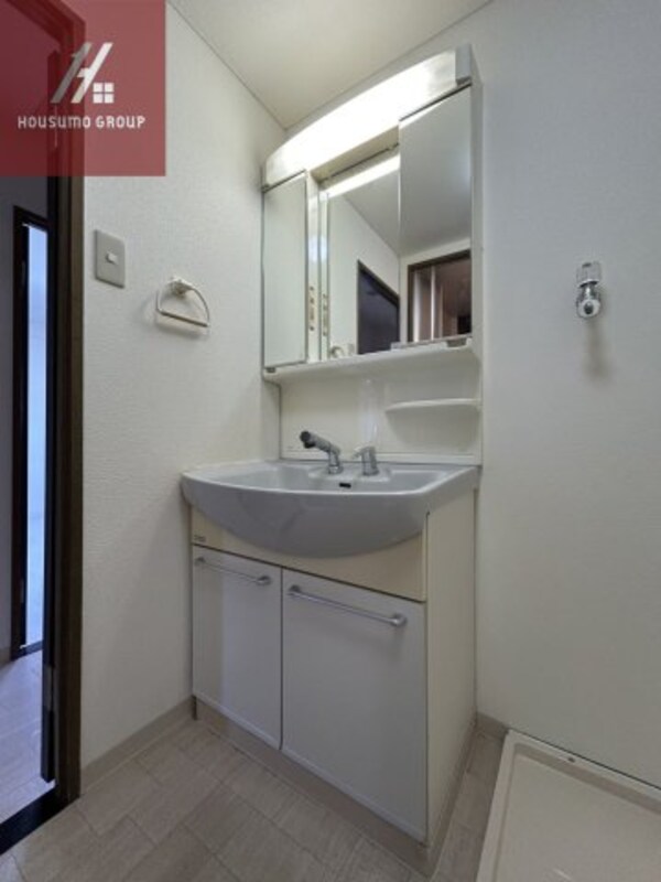 独立洗面台(こちらのリビングで趣味の時間をお楽しみください)