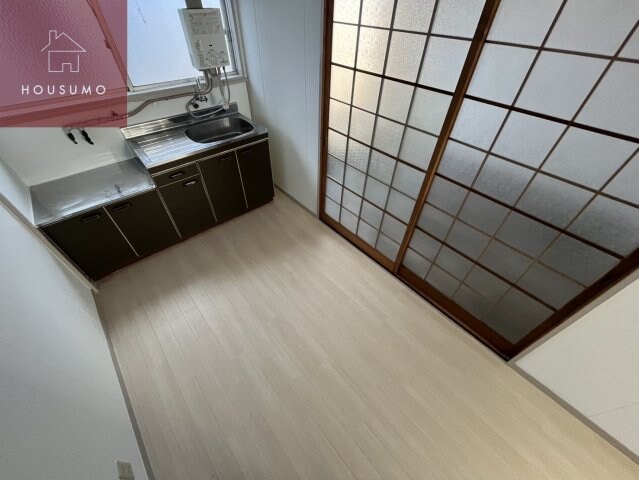 物件内観写真3　(こちらの居間で趣味の時間をお楽しみください)