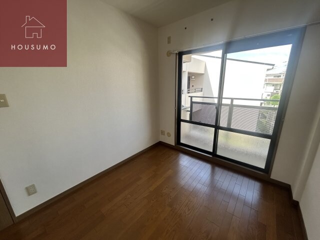 物件内観写真8　(開放的な寝室です)