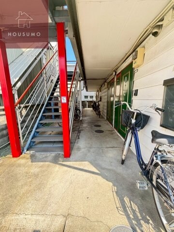 物件外観写真3　(清潔なロビーです)