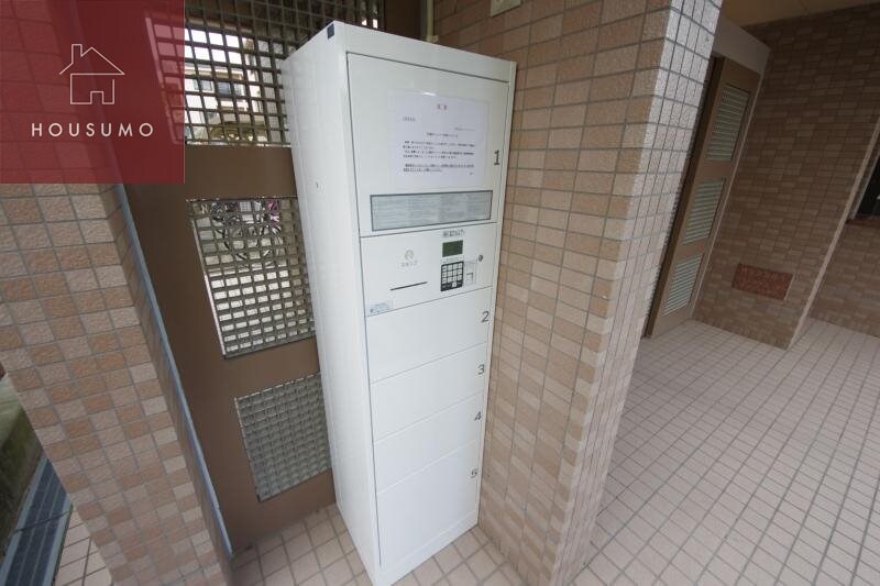 物件外観写真3　(ゆとりのあるエントランスです)