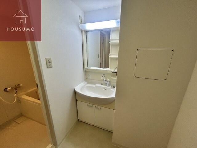 物件内観写真19　(独立洗面台、小物を置くことができて便利です)