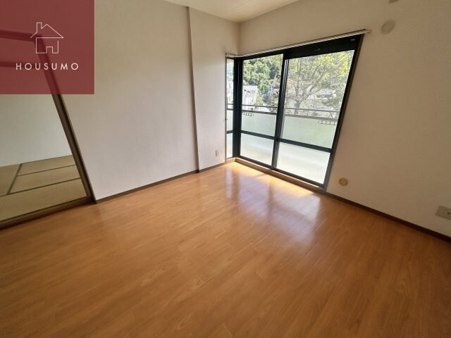 物件内観写真21　(こちらのリビングで趣味の時間をお楽しみください)