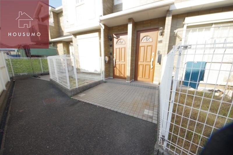 物件外観写真2　(落ち着いたエントランスです)