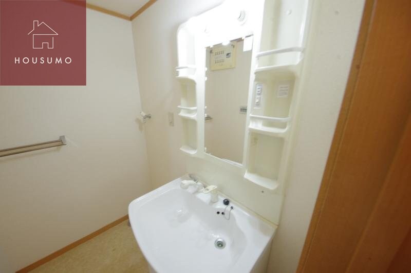 物件内観写真17　(独立洗面台、小物を置くことができて便利です)