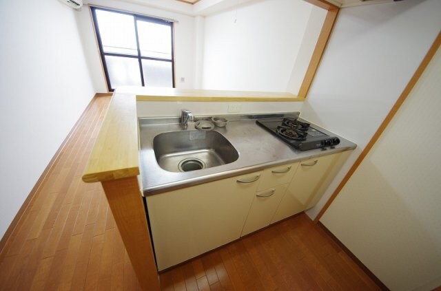 物件内観写真7　(コンパクトなキッチンで掃除もラクラク)