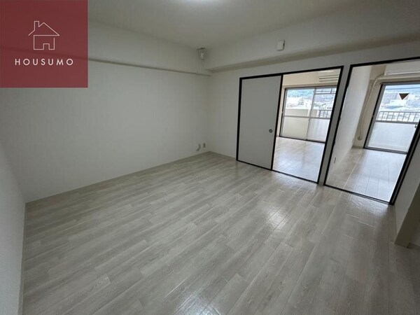 居室(こちらの居間で趣味の時間をお楽しみください)