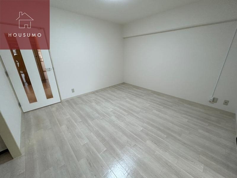 物件内観写真23　(こちらのリビングで趣味の時間をお楽しみください)