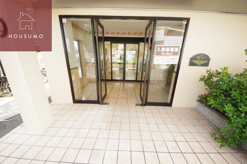 物件外観写真2　(清潔なエントランスです)