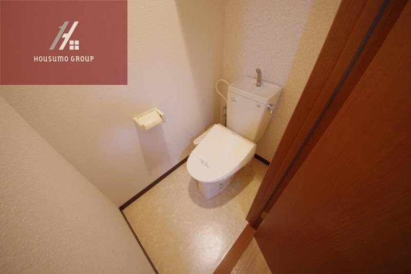 物件内観写真10　(落ち着いた色調のトイレです)