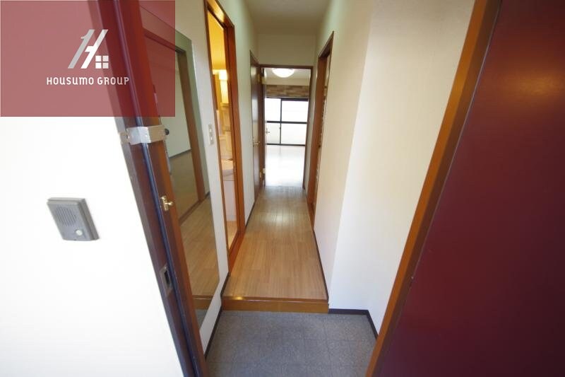 物件内観写真11　(明るい玄関です)