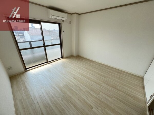 寝室(落ち着いて過ごせるお部屋なので、寝室にいかがでしょうか)