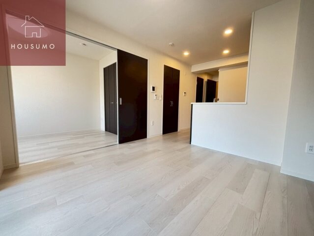 物件内観写真5　(ゆったりとした居間です)