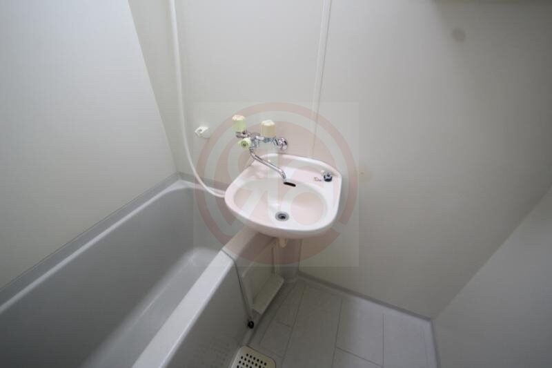 物件内観写真19　(朝の身支度には欠かせない独立洗面化粧台)