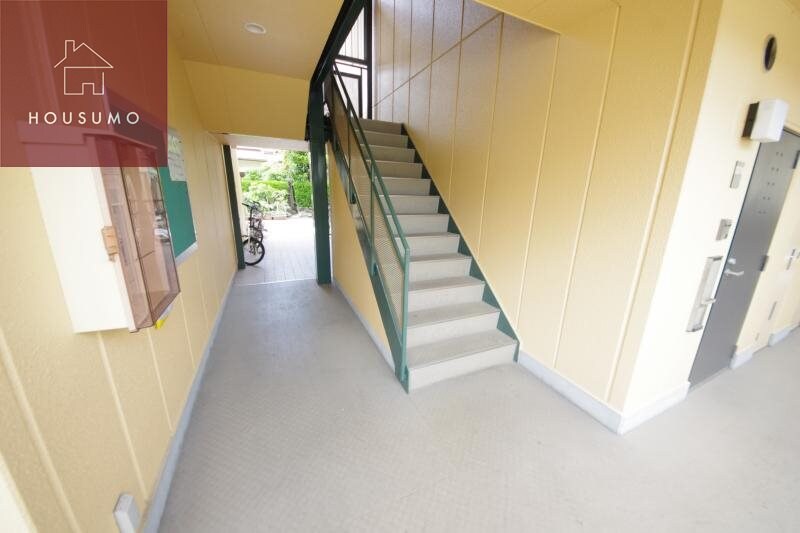 物件外観写真2　(ゆとりのあるロビーです)