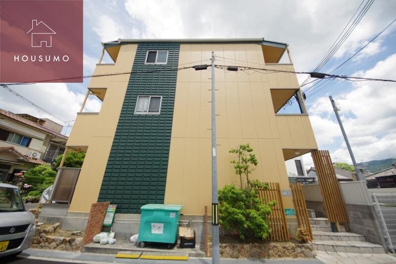 物件外観写真3　(落ち着いたエントランスです)