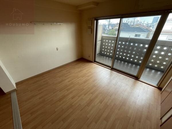 物件内観写真6　(開放的な寝室です)