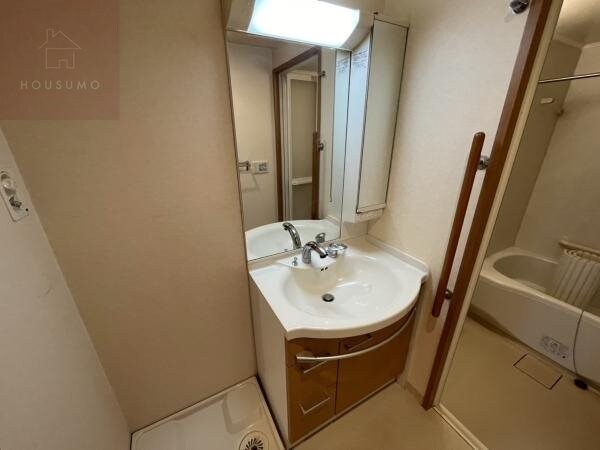 物件内観写真10　(広い洗面スペース)