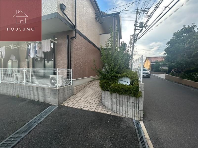 物件外観写真3　(落ち着いたエントランスです)