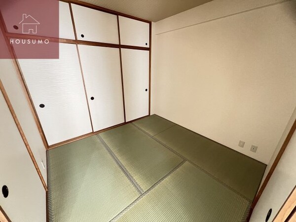 和室(畳の上でゆっくりとくつろげる和室です)