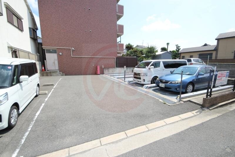 物件外観写真2　(駐車場があるので、車を買う予定の方も安心です)