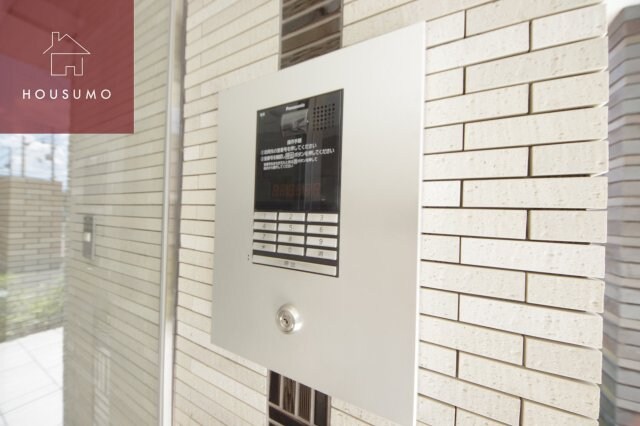 物件外観写真2　(ゆとりのあるエントランスです)