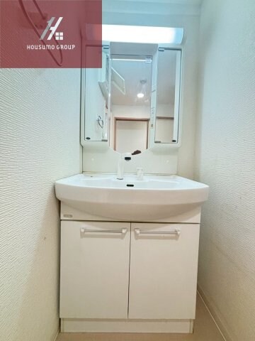 物件内観写真16　(朝の支度にも助かる、独立の洗髪洗面化粧台)