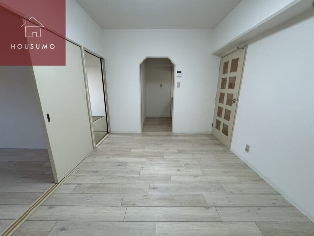 物件内観写真16　(こちらの居間で趣味の時間をお楽しみください)