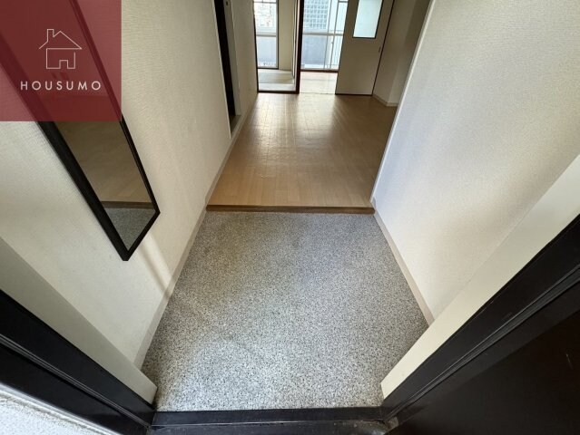 物件内観写真28　(明るい玄関です)