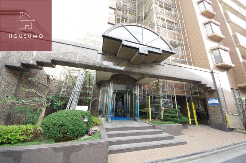 物件外観写真3　(ゆとりのあるエントランスです)