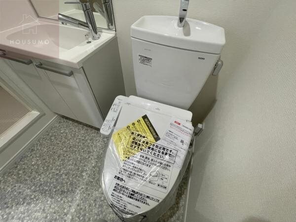 物件内観写真9　(落ち着いた色調のトイレです)