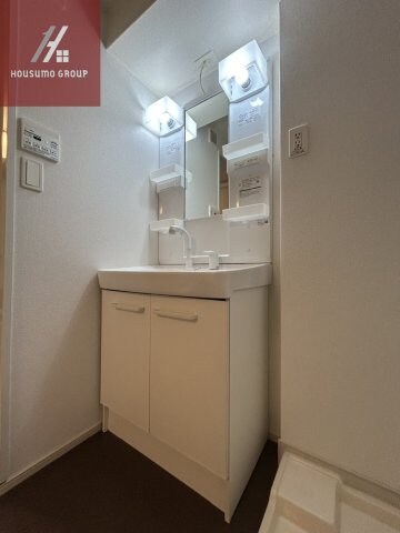 物件内観写真12　(独立洗面台、朝の身支度には欠かせません)