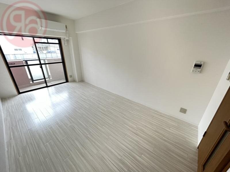 物件内観写真5　(おしゃれな居間です)