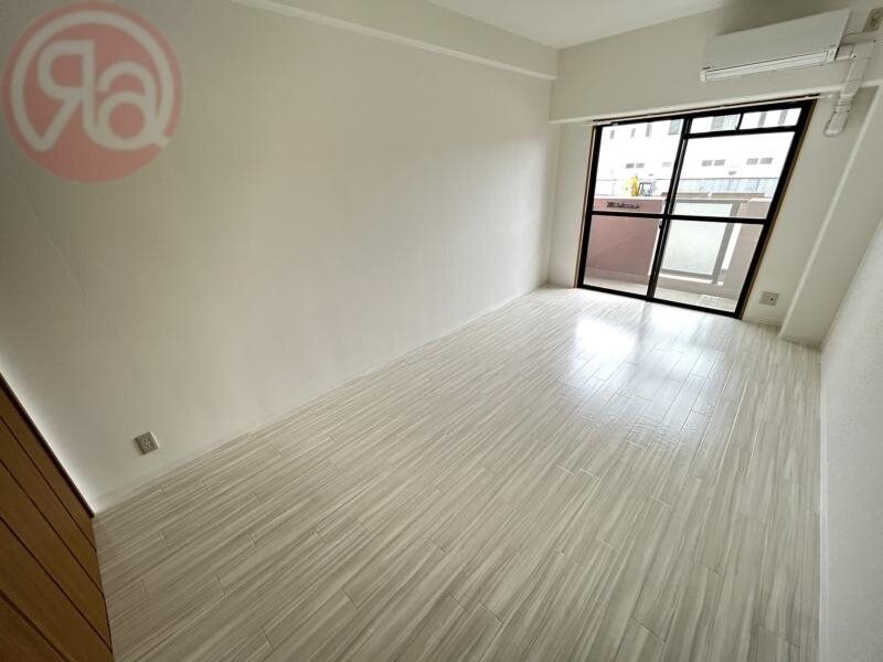 物件内観写真9　(明るい洋室です)