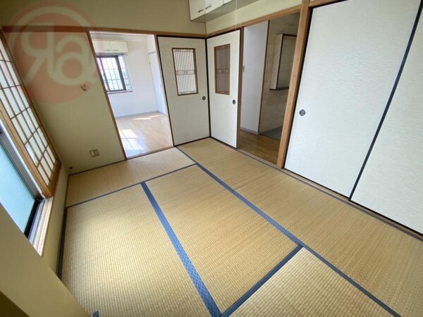 和室(和室、ちょっとしたくつろぎスペースにいかがでしょうか)