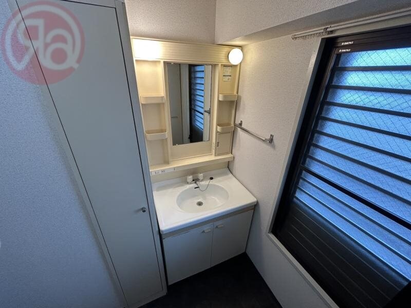 物件内観写真19　(独立洗面台、小物を置くことができて便利です)