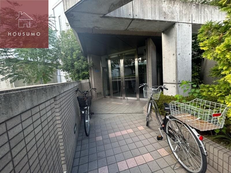 物件外観写真2　(ゆとりのあるエントランスです)