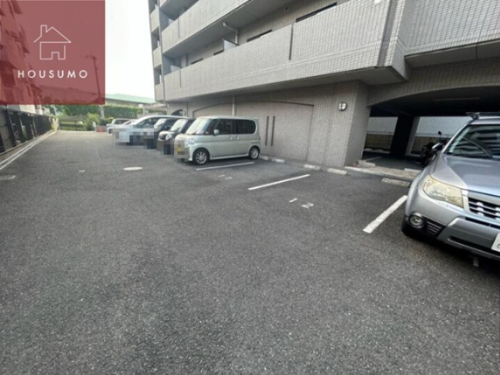 物件外観写真3　(駐車スペースもあります)
