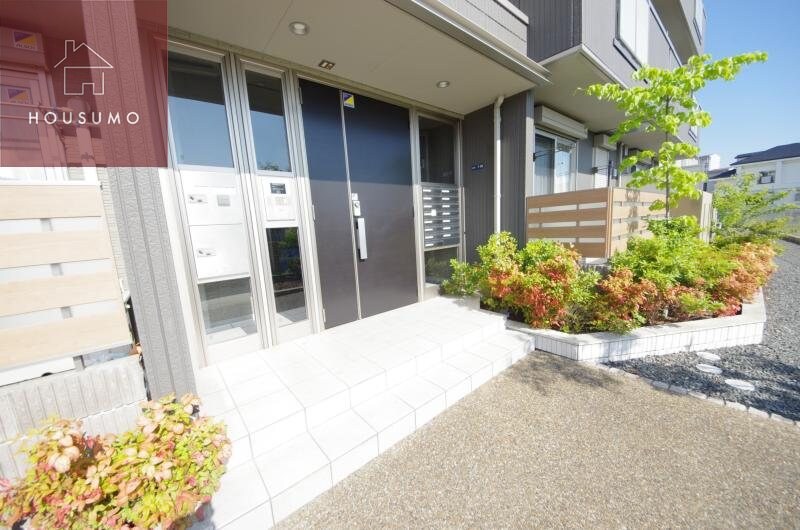 物件外観写真2　(落ち着いたエントランスです)