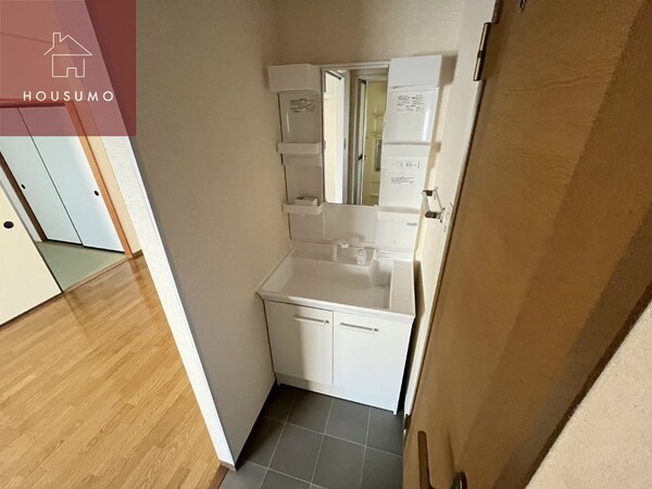 独立洗面台(独立洗面台あり、毎朝おしゃれに忙しい女性の方におすすめです)