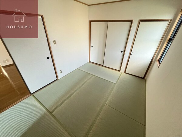 和室(畳の上でゆっくりとくつろげる和室です)