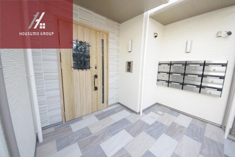 物件外観写真2　(落ち着いたエントランスです)