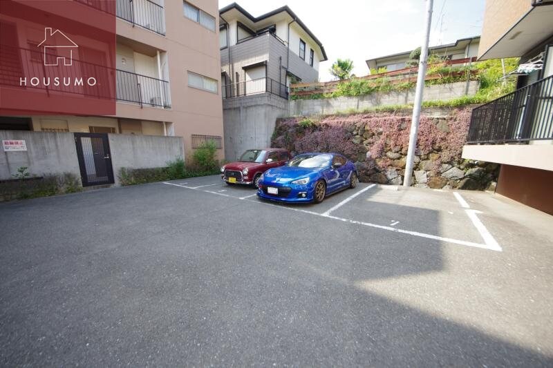 物件外観写真2　(駐車場があります)