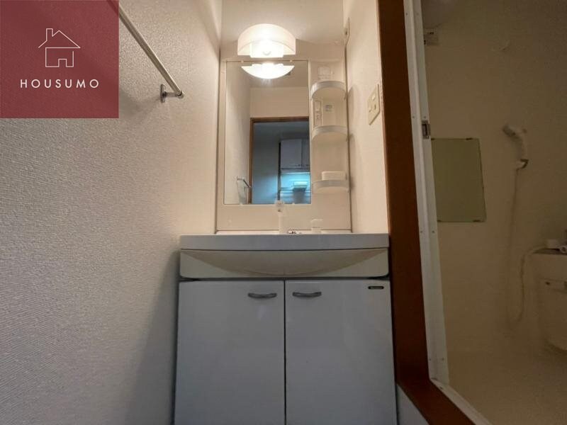 物件内観写真19　(独立洗面台、小物を置くことができて便利です)