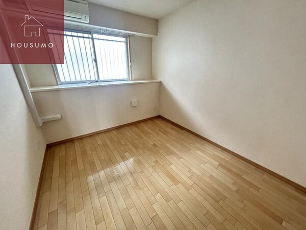 寝室(落ち着いた色調の寝室です)