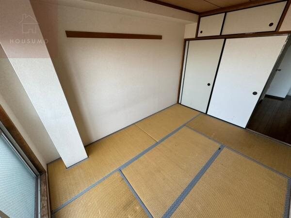 和室(畳の上でゆっくりとくつろげる和室です)