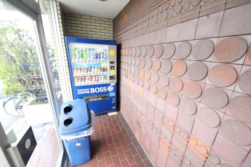 物件外観写真2　(清潔なエントランスです)