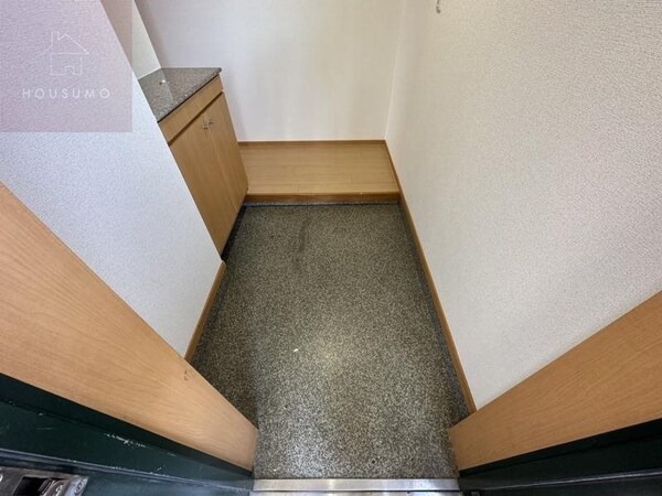 玄関(同施工会社・同型モデルの室内です。（参考写真・イメージ写真）)