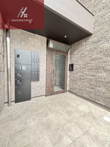 物件外観写真3　(清潔なエントランスです)