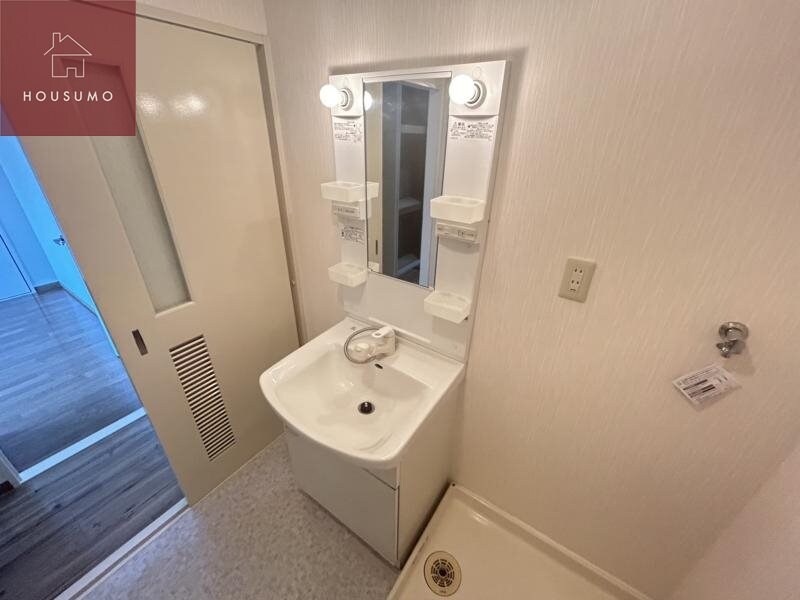 物件内観写真19　(独立洗面台、小物を置くことができて便利です)